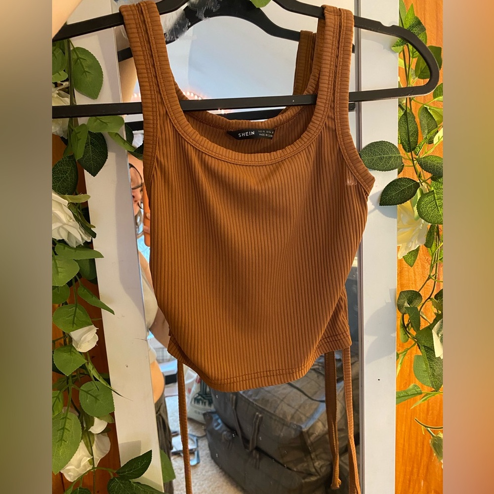 Ribbed tank with adjustable ties on the side